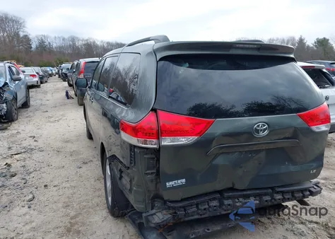 2014 Toyota Sienna Le V6 8 Passenger z USA, uszkodzony, nr VIN 5TDKK3DC6ES433948